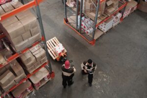Kho thành phẩm và pallet trong nhà máy nước ép