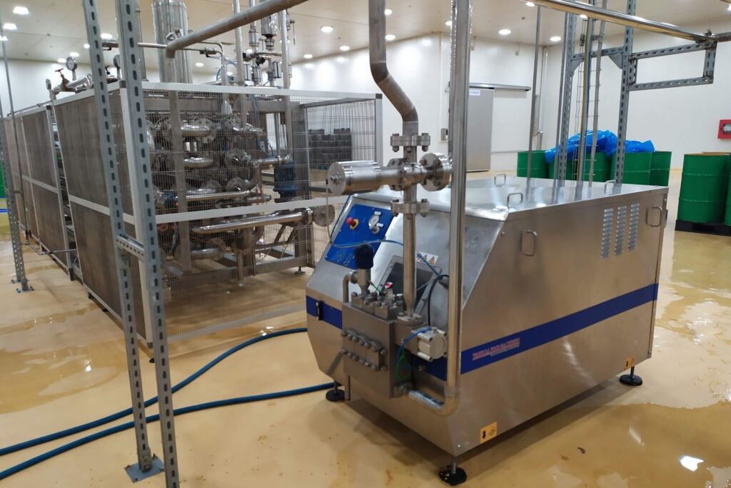 Bơm cao áp và cụm thiết bị inox trong nhà máy nước quả