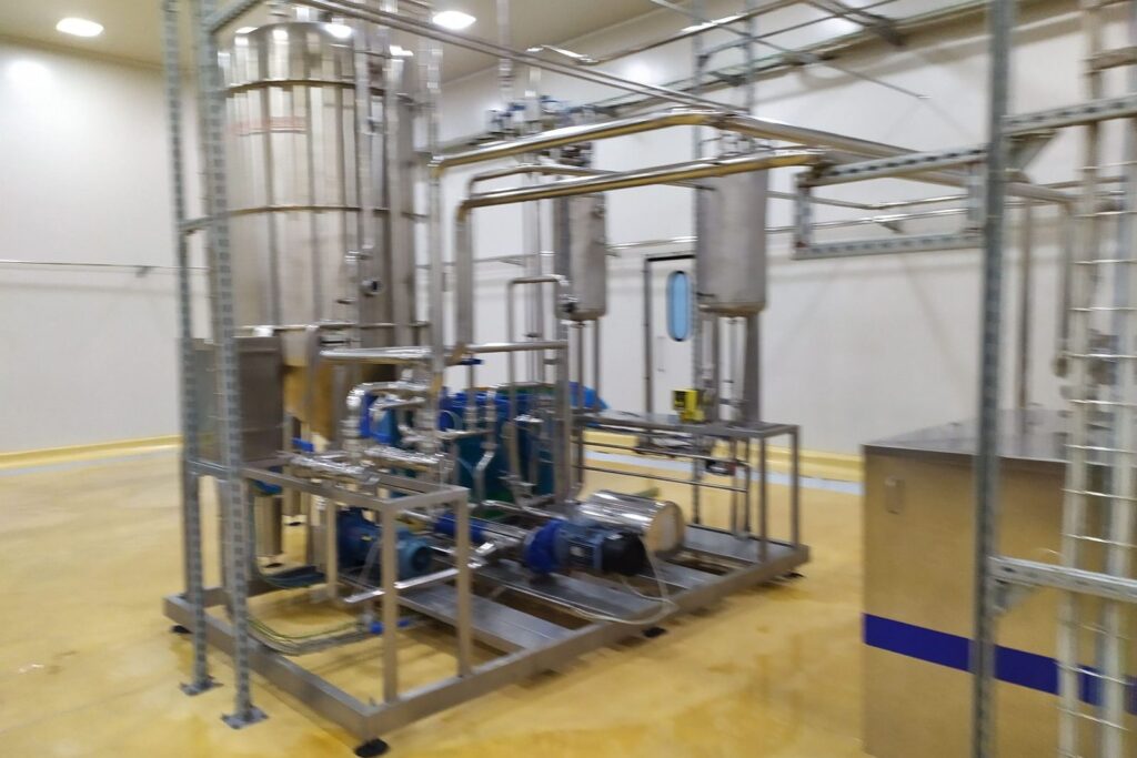 Cụm cô đặc inox nhập từ châu Âu trong nhà máy nước quả
