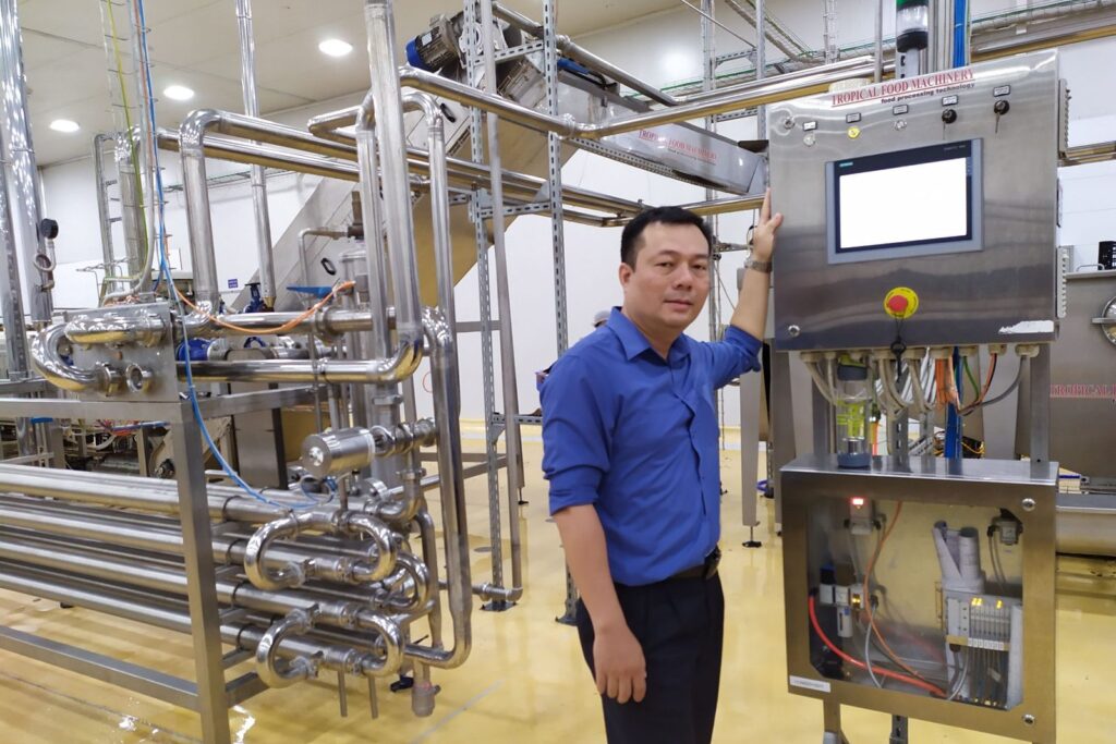 Paul Nguyen bên tủ điều khiển dây chuyền chế biến trái cây xuất khẩu