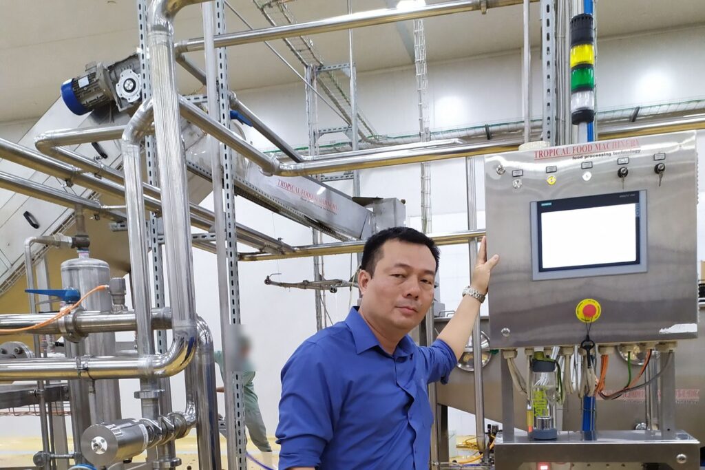 Paul Nguyen bên tủ điều khiển HMI của dây chuyền chế biến trái cây